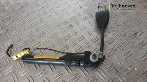 Begagnade Bältessträckare, vänster Opel Adam 1.2 16V Pris € 125,00 Marginaltabell erbjuds av Autodemontage Vrijhoeven B.V.