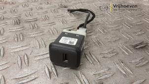 Begagnade AUX/USB-anslutning Opel Adam 1.2 16V Pris € 20,00 Marginaltabell erbjuds av Autodemontage Vrijhoeven B.V.