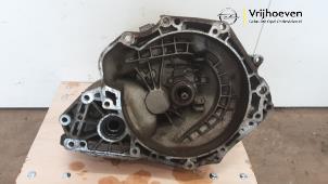 Gebruikte Versnellingsbak Opel Astra H Twin Top (L67) 1.8 16V Prijs € 400,00 Margeregeling aangeboden door Autodemontage Vrijhoeven B.V.
