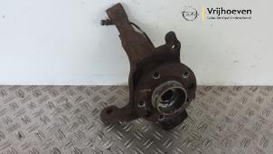 Gebruikte Fusee rechts-voor Opel Astra H Twin Top (L67) 1.8 16V Prijs € 35,00 Margeregeling aangeboden door Autodemontage Vrijhoeven B.V.