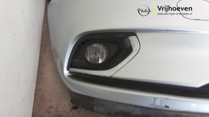 Voorbumper van een Opel Corsa E 1.4 16V 2016