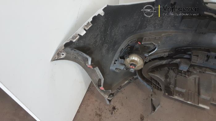 Voorbumper van een Opel Corsa E 1.4 16V 2016