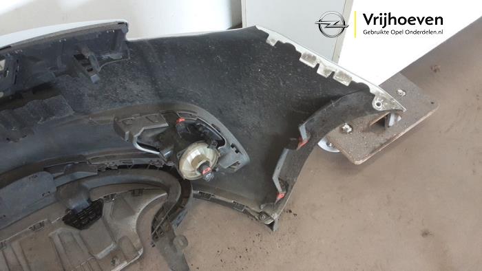 Voorbumper van een Opel Corsa E 1.4 16V 2016