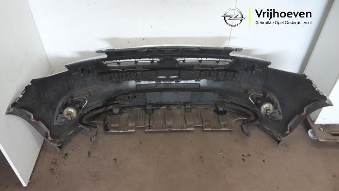 Voorbumper van een Opel Corsa E 1.4 16V 2016