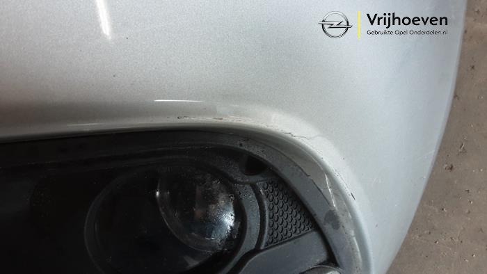 Voorbumper van een Opel Corsa E 1.4 16V 2016