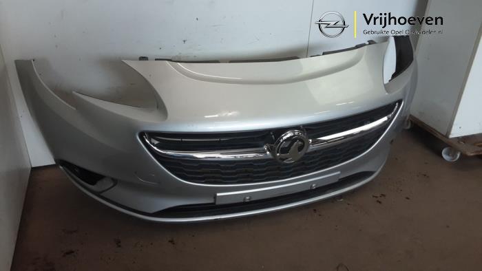 Voorbumper van een Opel Corsa E 1.4 16V 2016