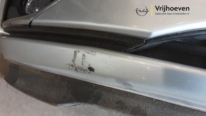 Voorbumper van een Opel Corsa E 1.4 16V 2016