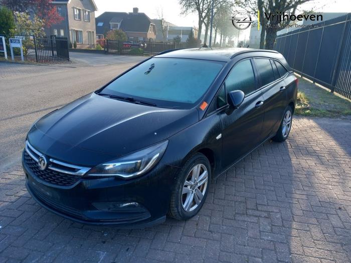 Motor från en Opel Astra K Sports Tourer 1.6 CDTI 110 16V 2018