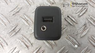 Gebruikte AUX/USB aansluiting Opel Karl 1.0 12V Prijs € 20,00 Margeregeling aangeboden door Autodemontage Vrijhoeven B.V.