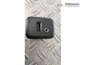 Gebruikte AUX/USB aansluiting Opel Karl 1.0 12V Prijs € 20,00 Margeregeling aangeboden door Autodemontage Vrijhoeven B.V.