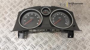 Używane Tablica rozdzielcza Opel Astra H Twin Top (L67) 1.8 16V Cena € 75,00 Procedura marży oferowane przez Autodemontage Vrijhoeven B.V.