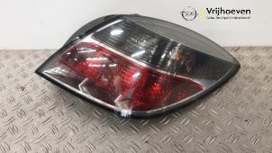Gebruikte Achterlicht rechts Opel Astra H GTC (L08) 1.6 16V Twinport Prijs € 30,00 Margeregeling aangeboden door Autodemontage Vrijhoeven B.V.