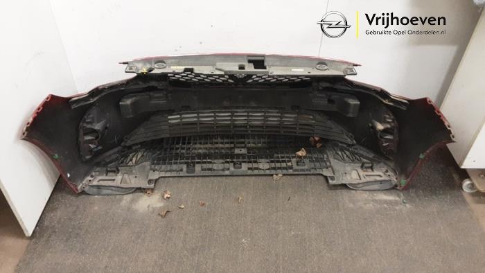 Voorbumper van een Opel Corsa F (UB/UH/UP) 1.2 Turbo 12V 100 2022