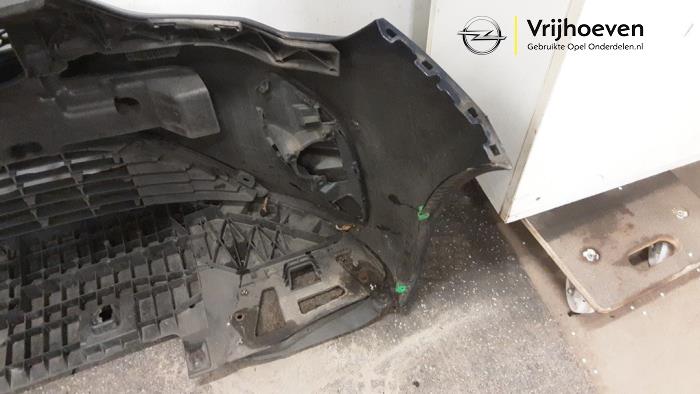 Voorbumper van een Opel Corsa F (UB/UH/UP) 1.2 Turbo 12V 100 2021
