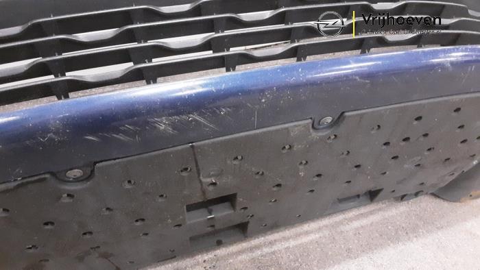 Voorbumper van een Opel Corsa F (UB/UH/UP) 1.2 Turbo 12V 100 2021