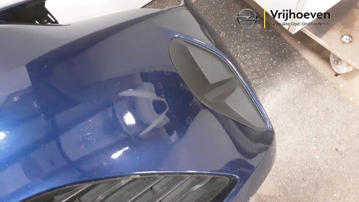 Voorbumper van een Opel Corsa F (UB/UH/UP) 1.2 Turbo 12V 100 2021