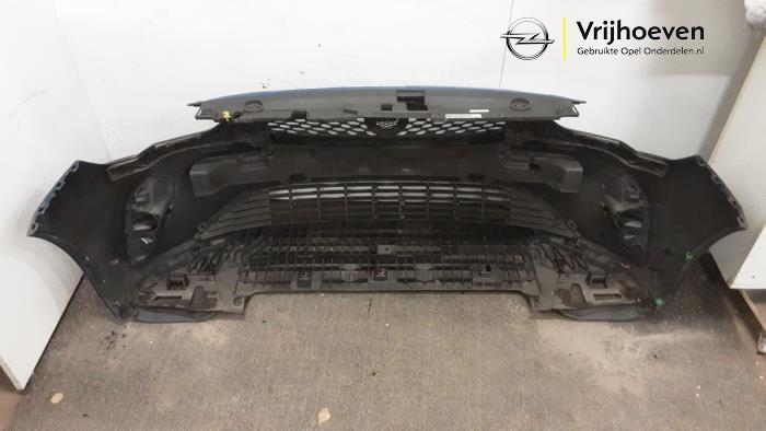 Voorbumper van een Opel Corsa F (UB/UH/UP) 1.2 Turbo 12V 100 2021