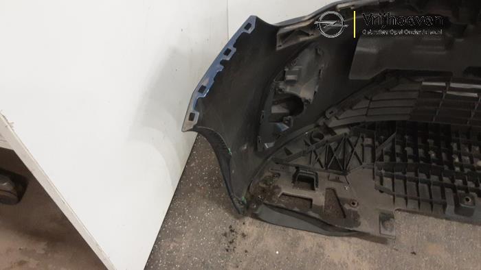 Voorbumper van een Opel Corsa F (UB/UH/UP) 1.2 Turbo 12V 100 2021