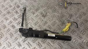 Begagnade Bältessträckare, vänster Opel Adam 1.2 16V Pris € 135,00 Marginaltabell erbjuds av Autodemontage Vrijhoeven B.V.