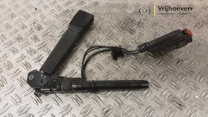 Begagnade Bältessträckare, vänster Opel Adam 1.2 16V Pris € 135,00 Marginaltabell erbjuds av Autodemontage Vrijhoeven B.V.