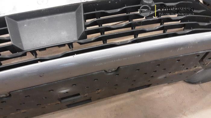 Voorbumper van een Opel Corsa F (UB/UH/UP) 1.2 Turbo 12V 100 2020