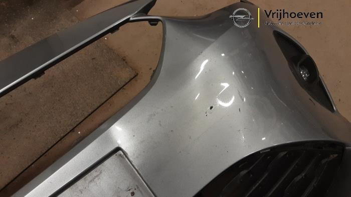 Voorbumper van een Opel Corsa F (UB/UH/UP) 1.2 Turbo 12V 100 2020