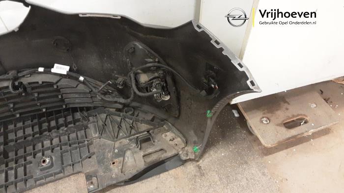 Voorbumper van een Opel Corsa F (UB/UH/UP) 1.2 Turbo 12V 100 2020