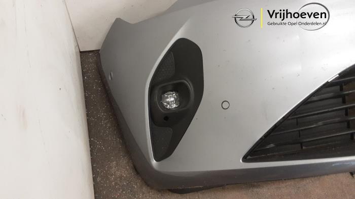 Voorbumper van een Opel Corsa F (UB/UH/UP) 1.2 Turbo 12V 100 2020