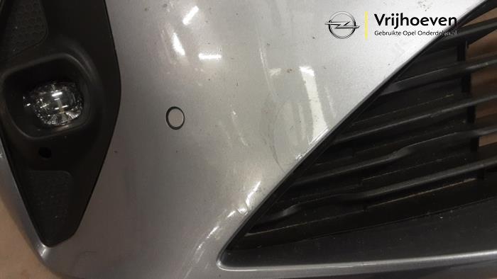 Voorbumper van een Opel Corsa F (UB/UH/UP) 1.2 Turbo 12V 100 2020