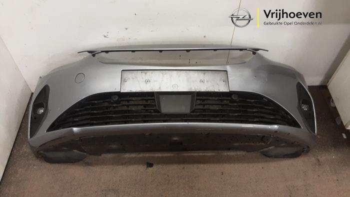 Voorbumper van een Opel Corsa F (UB/UH/UP) 1.2 Turbo 12V 100 2020