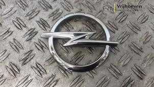 Gebruikte Embleem Opel Insignia Grand Sport 1.5 Turbo 16V 140 Prijs € 25,00 Margeregeling aangeboden door Autodemontage Vrijhoeven B.V.