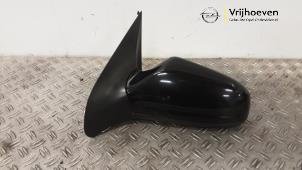 Gebruikte Buitenspiegel links Opel Astra H SW (L35) 1.6 16V Twinport Prijs € 65,00 Margeregeling aangeboden door Autodemontage Vrijhoeven B.V.