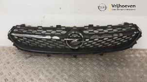 Begagnade Grill Opel Corsa F (UB/UH/UP) 1.2 Turbo 12V 100 Pris € 100,00 Marginaltabell erbjuds av Autodemontage Vrijhoeven B.V.