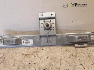 Begagnade Fönstermekanism för bakre dörr, 4-dörrars, höger Opel Corsa E 1.0 SIDI Turbo 12V Pris € 15,00 Marginaltabell erbjuds av Autodemontage Vrijhoeven B.V.