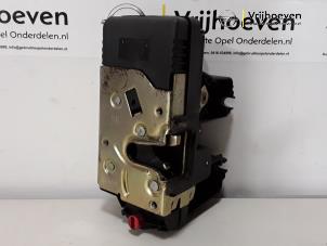 Gebruikte Slotmechaniek Portier 4Deurs links-achter Opel Astra G (F08/48) 1.6 16V Prijs € 25,00 Margeregeling aangeboden door Autodemontage Vrijhoeven B.V.