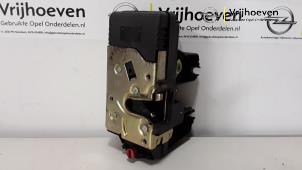 Gebruikte Slotmechaniek Portier 4Deurs links-achter Opel Astra G (F08/48) 1.6 16V Prijs € 25,00 Margeregeling aangeboden door Autodemontage Vrijhoeven B.V.