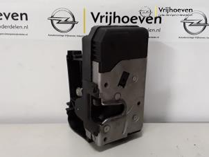 Gebruikte Slotmechaniek Portier 2Deurs rechts Opel Astra G (F07) 1.8 16V Prijs € 35,00 Margeregeling aangeboden door Autodemontage Vrijhoeven B.V.