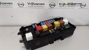 Używane Skrzynka bezpieczników Opel Vectra C GTS 1.9 CDTI 16V Cena € 40,00 Procedura marży oferowane przez Autodemontage Vrijhoeven B.V.