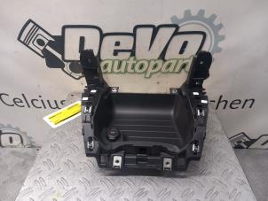 Begagnade Förvaringsfack Peugeot 3008 II (M4/MC/MJ/MR) 1.2 12V e-THP PureTech 130 Pris € 60,50 Inklusive moms erbjuds av DeVo Autoparts