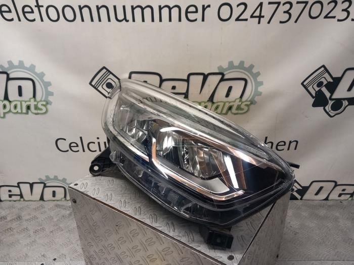 Strålkastare, höger från en Renault Captur (2R) 1.2 TCE 16V EDC 2019