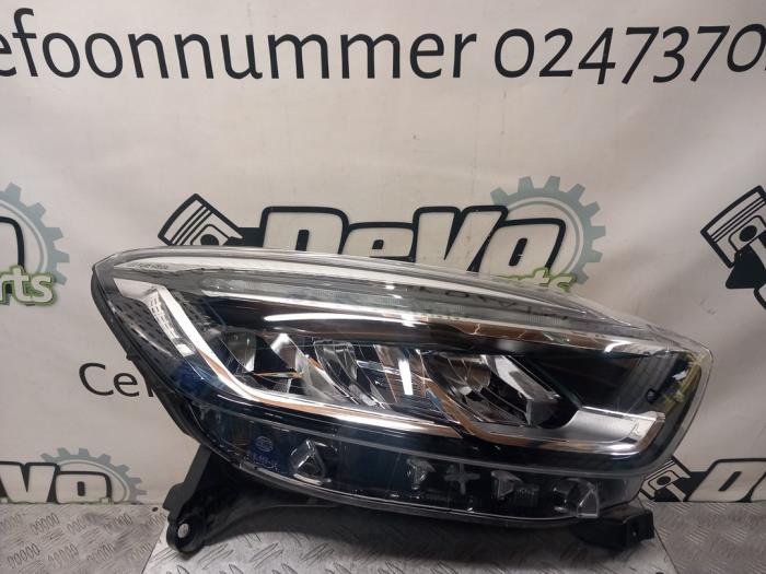 Strålkastare, höger från en Renault Captur (2R) 1.2 TCE 16V EDC 2019