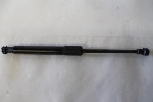Begagnade Gasfjäder, motorhuv, vänster Audi SQ5 Pris € 20,00 Marginaltabell erbjuds av Autoparts Veghel