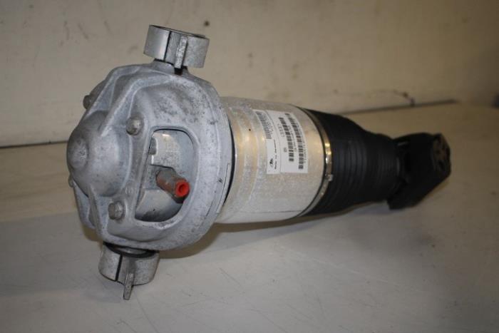 Schokdemper links-achter van een Audi Q7