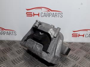 Używane Wspornik silnika Volkswagen Golf V (1K1) 1.6 FSI 16V Cena € 16,00 Procedura marży oferowane przez SH Carparts