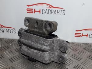 Używane Wspornik silnika Volkswagen Golf V (1K1) 1.6 FSI 16V Cena € 16,00 Procedura marży oferowane przez SH Carparts