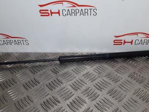 Begagnade Gasfjäder, höger bak Mercedes B (W246) 1.8 B-200 CDI BlueEFFICIENCY 16V Pris € 20,00 Marginaltabell erbjuds av SH Carparts