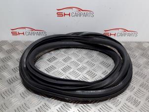 Gebruikte Portierrubber 4Deurs rechts-voor Volkswagen Golf VI (5K1) 1.4 16V Prijs € 14,00 Margeregeling aangeboden door SH Carparts