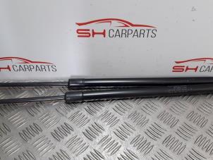 Gebruikte Gasdemperset Achterklep Mercedes ML II (164/4JG) 3.0 ML-280 CDI 4-Matic V6 24V Prijs € 40,00 Margeregeling aangeboden door SH Carparts