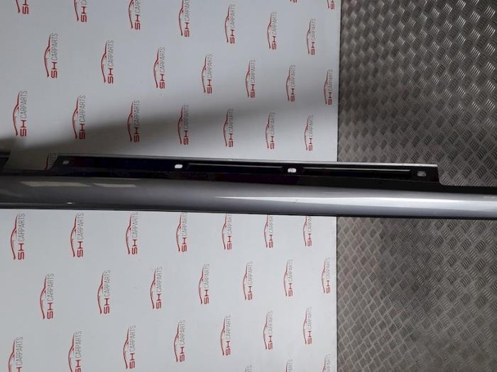 Sidokjol, vänster från en Mercedes-Benz A (W176) 1.6 A-200 16V 2014