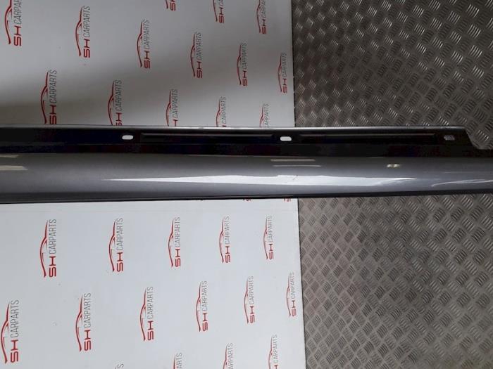 Sidokjol, vänster från en Mercedes-Benz A (W176) 1.6 A-200 16V 2014